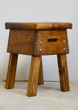 Stylisher Sitzhocker, upcycled aus ehem. Turnbock 1930s
