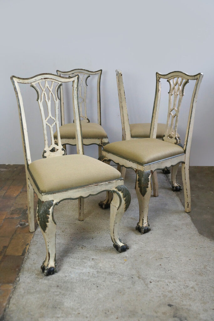 4er-Satz schwedische Dining Chairs mit Rocaillen &#038; Löwenfüßen